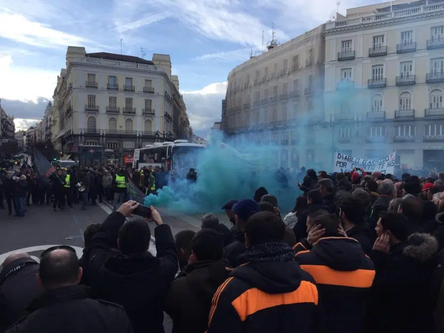 Los taxistas de Madrid insisten en la precontratación temporal de VTC para desconvocar la huelga