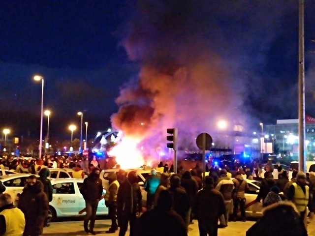 Los taxistas madrileños se concentran a la entrada de Ifema y cortan la M-40