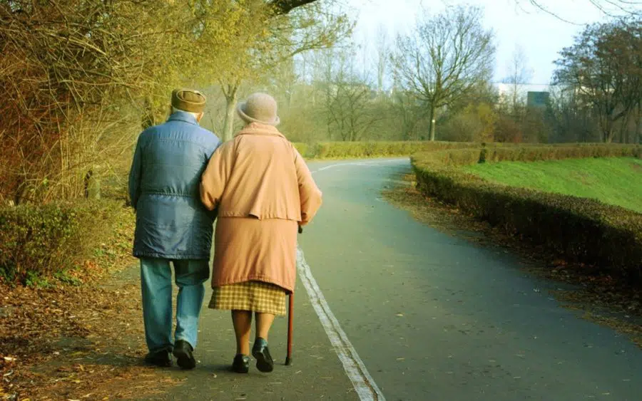El Defensor del Pueblo reclama a los poderes públicos abordar de forma urgente la soledad de las personas mayores