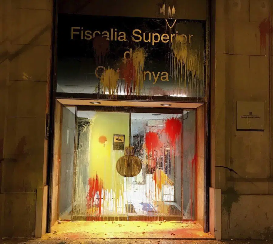 La FGE condena el ataque con pintura contra la Fiscalía Superior de Cataluña protagonizado por miembros de los CDR