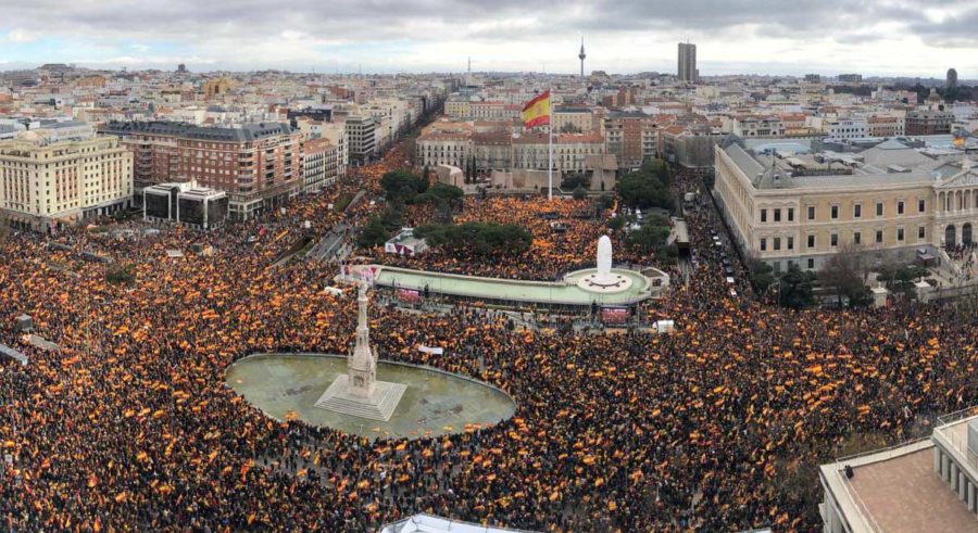La Plaza de Colón de Madrid «petó» de público y banderas constitucionales, con el «Viva España» de Manolo Escobar de fondo