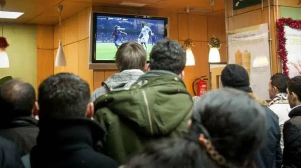 Cien verificadores inspeccionan bares en busca de retransmisiones piratas de partidos de fútbol