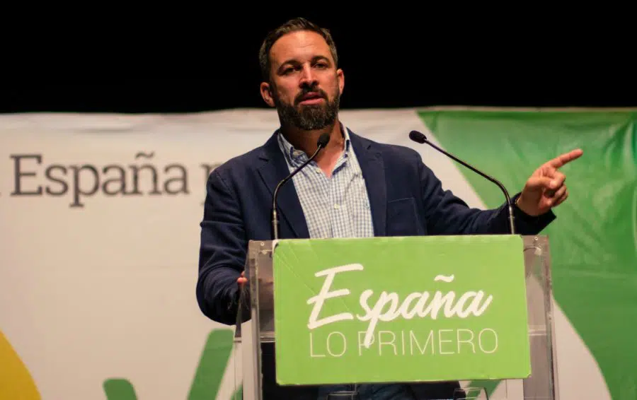 Abascal critica a Casado por lanzar una oferta de empleo público en Galicia en la que se requiere dominar el gallego
