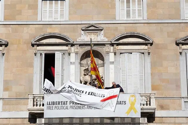 Torra cubre la pancarta del lazo amarillo por otra que también pide la libertad para los separatistas presos y lleva un lazo blanco