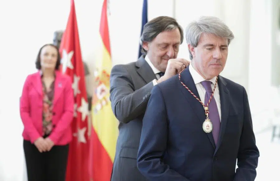 El Colegio de Procuradores de Madrid impone al presidente de la Comunidad, Ángel Garrido, su Medalla de Honor, categoría oro