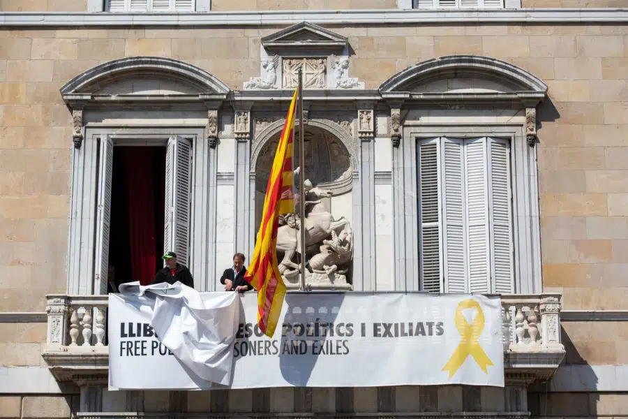 Torra finalmente se la envaina: Retiran los lazos de la fachada del Palau de la Generalitat