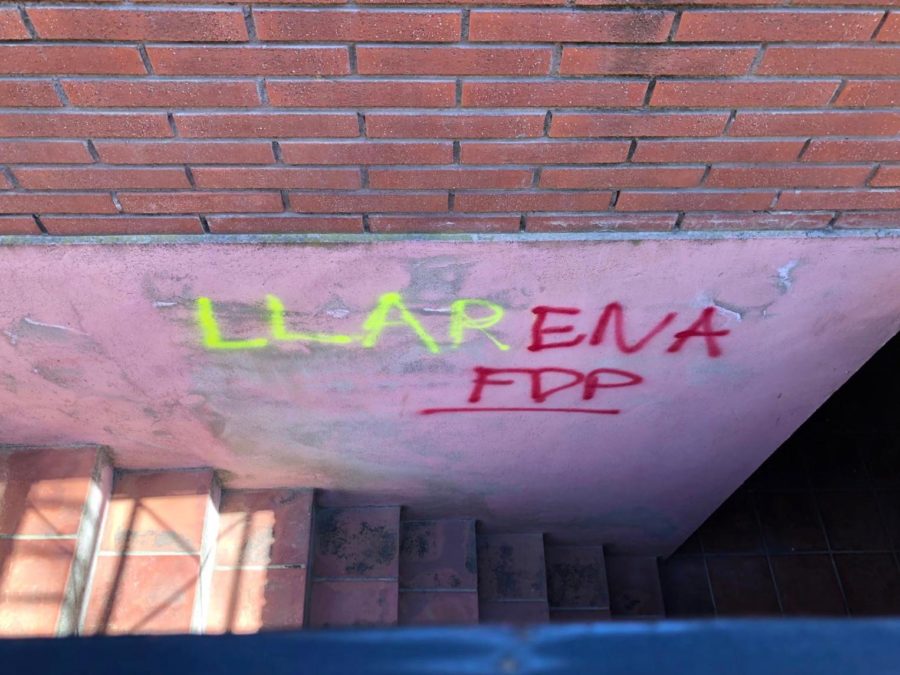 «LLARENA FDP» (fill de puta)», continúa el acoso al domicilio del magistrado en Barcelona