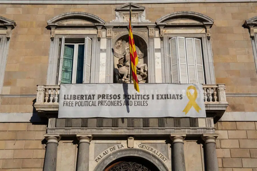 La Generalitat mantiene la pancarta con el lazo amarillo que la Junta Electoral Central ordenó retirar