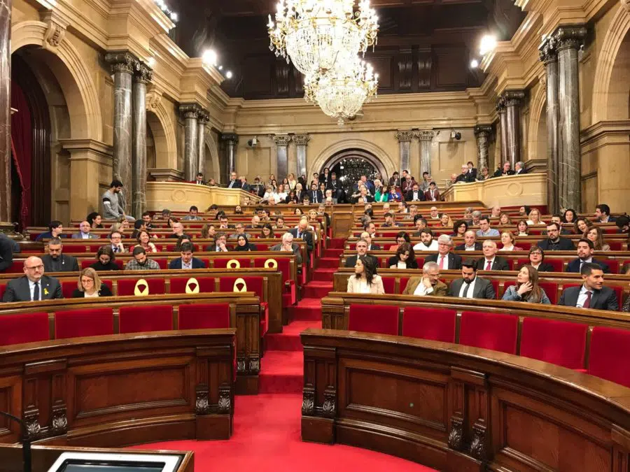 La Junta Electoral ordena a la Generalitat quitar esteladas y lazos amarillos de sus edificios en 48 horas