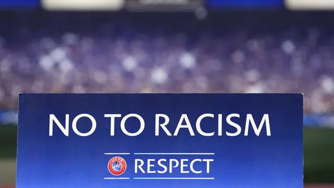 La UEFA tiene recursos legales para combatir el racismo y xenofobia en el fútbol