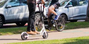 La FEMP recomienda a las entidades locales que patinetes y bicicletas no circulen por las aceras