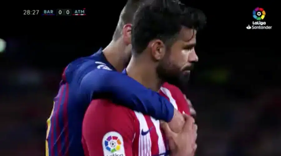Diego Costa se enfrenta a una dura sanción por insultar y agarrar al árbitro en el Barça-Atlético