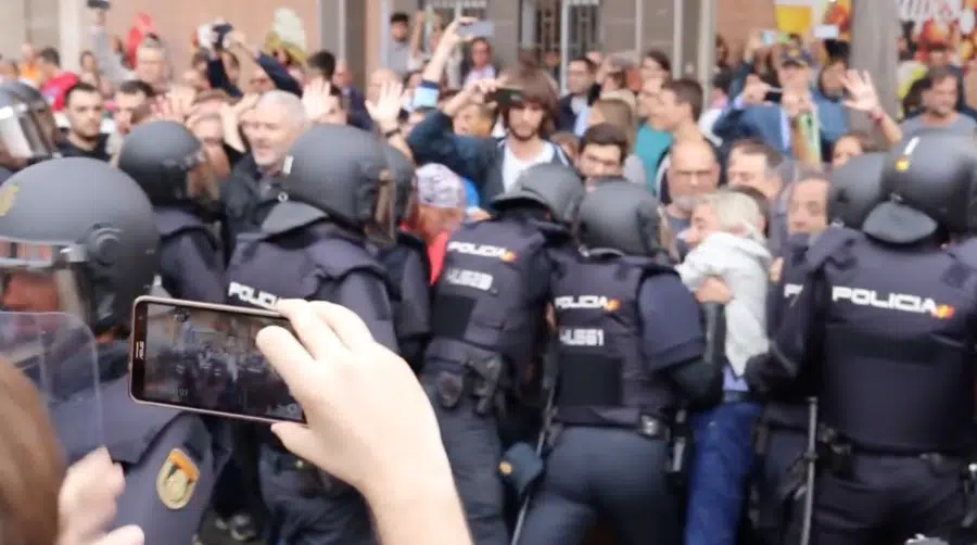 Un policía antidisturbios del 1-O: «Aquello no era rumba catalana, eran cánticos de odio»