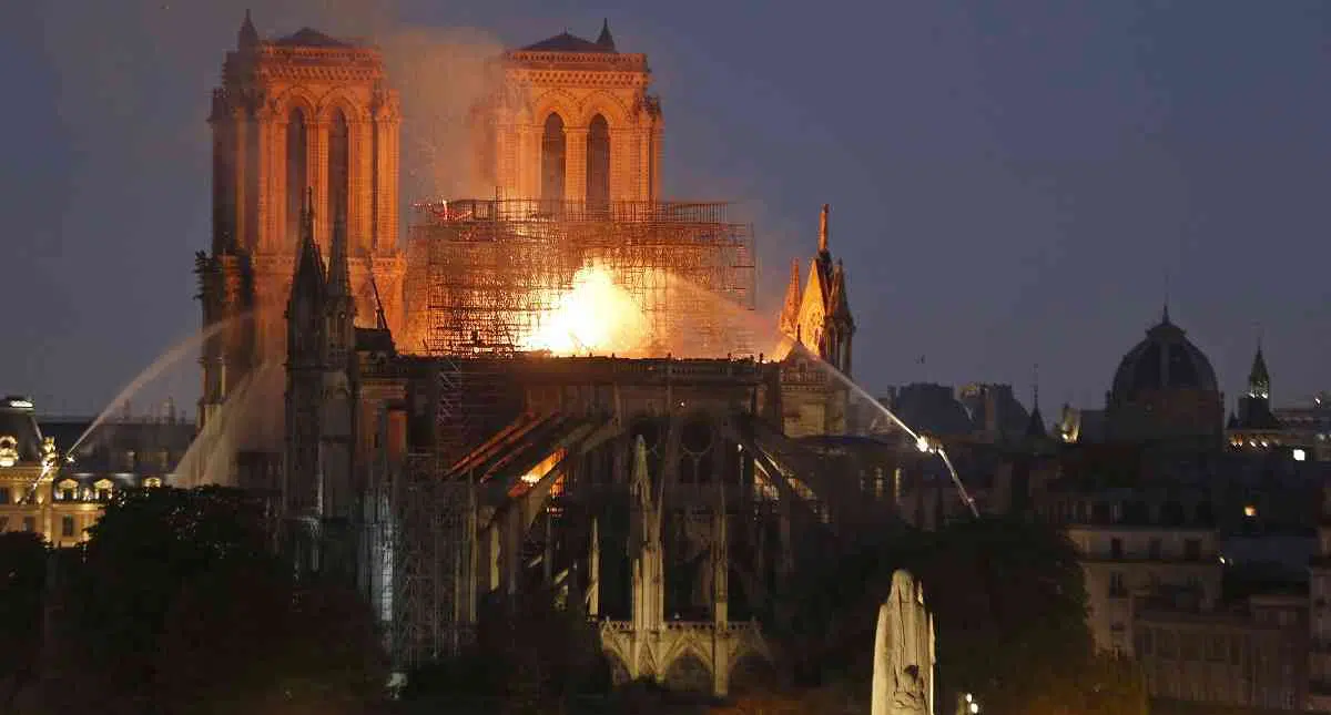 Arde París, llora Europa