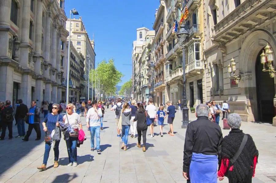 El 89,3 % de los habitantes de España son españoles, el 10,7 % restante, extranjeros legales, según el Padrón