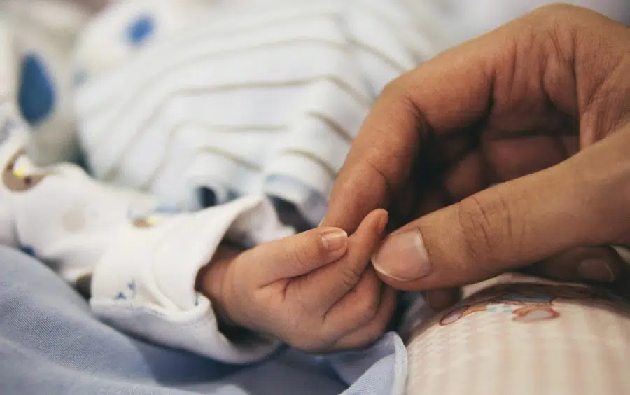 Un juez reconoce diez semanas adicionales de prestación por nacimiento a una madre por ser familia monoparental