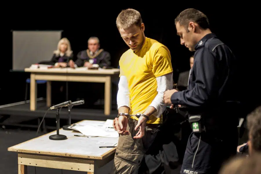 Hamlet, príncipe de Dinamarca, juzgado por un tribunal popular actual por asesinato