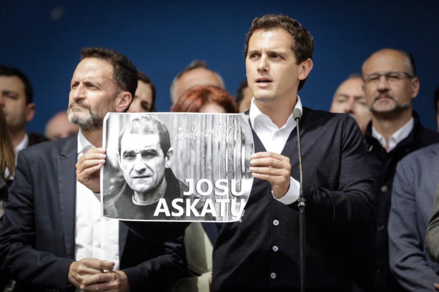 Albert Rivera, en el pueblo de Josu Ternera: ‘No nos habéis callado con tiros, no nos haréis callar con sirenas’