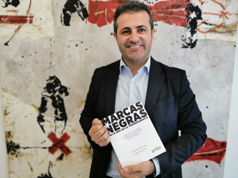Fernando Olivares, director del libro «Marcas Negras»: «Las verdades a medias son una manera de falsedad»
