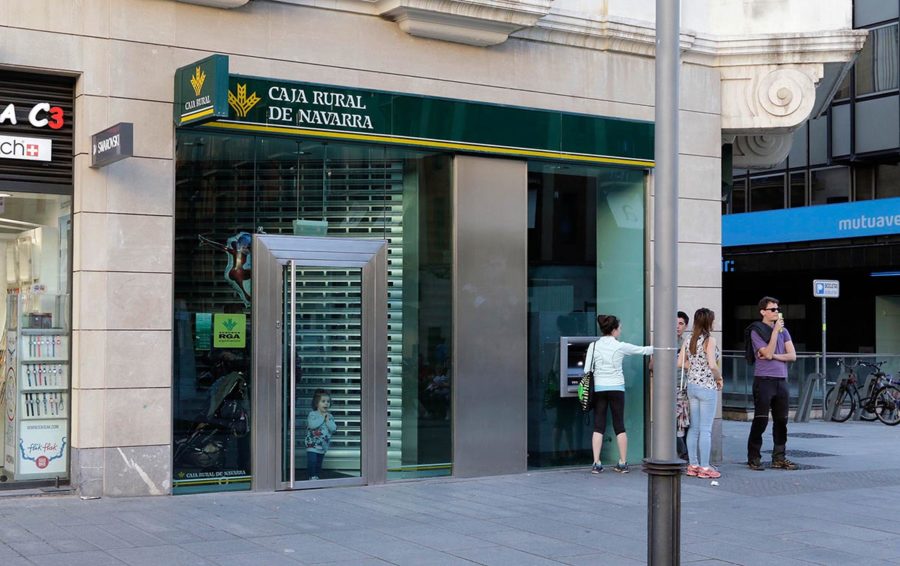 Caja Rural de Navarra condenada a devolver a un autónomo más de 3.500 € en comisiones por descubierto y recibos