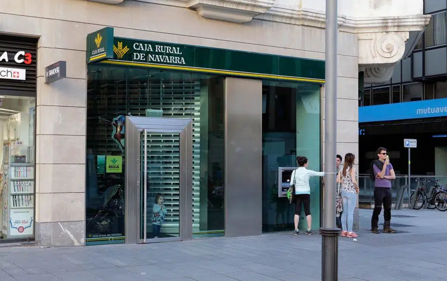 Caja Rural de Navarra condenada a devolver a un autónomo más de 3.500 € en comisiones por descubierto y recibos