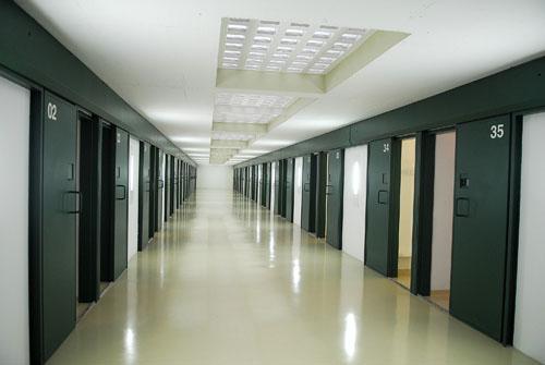 El Defensor del Pueblo pide una regulación sobre las cámaras en prisiones para luchar contra los malos tratos