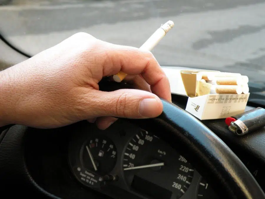 El Consejo General de Enfermería reclama al Gobierno y a la DGT prohibir por ley fumar en los coches