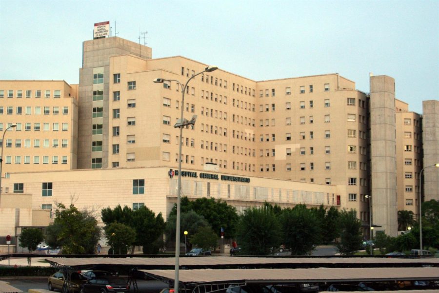 Detenido por dar patadas y puñetazos a un celador que le recriminó que fumara dentro del hospital