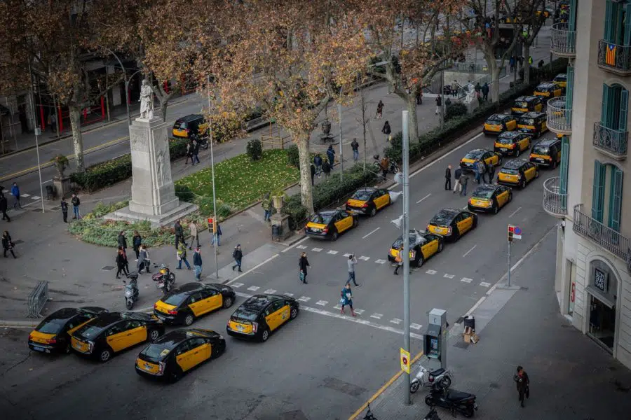 Un juez reconoce a un taxista de Barcelona poder contratar a otro conductor sin ser familiar