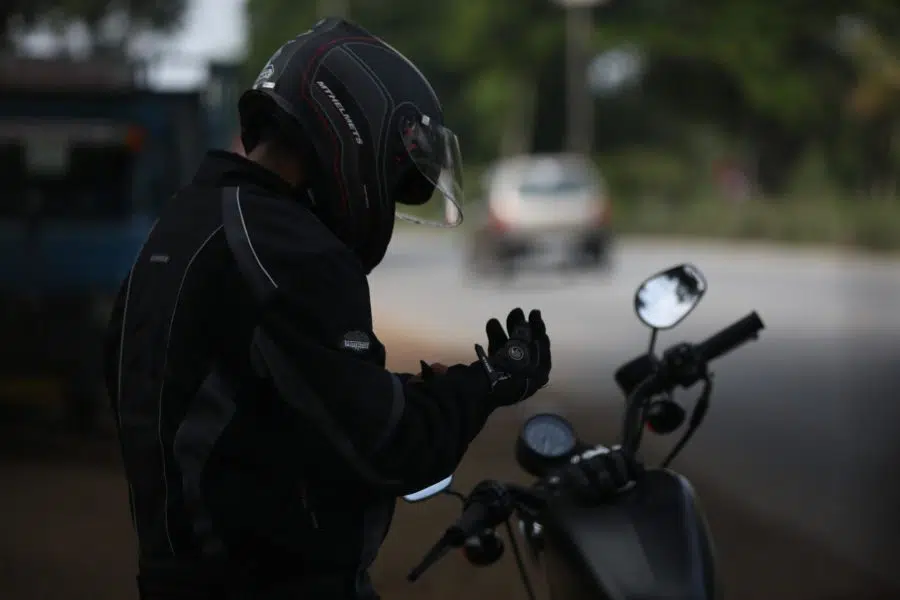 La DGT quiere aumentar este año la sanción a motoristas por no llevar casco y obligarles a usar guantes