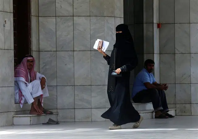 Arabia Saudí pone fin a las restricciones de viaje sobre las mujeres y les otorga un mayor control familiar