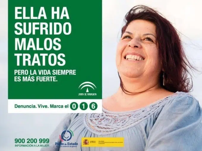 Susana Díaz califica de «frívola» la campaña de la Junta con supervivientes de la violencia de género sonriendo