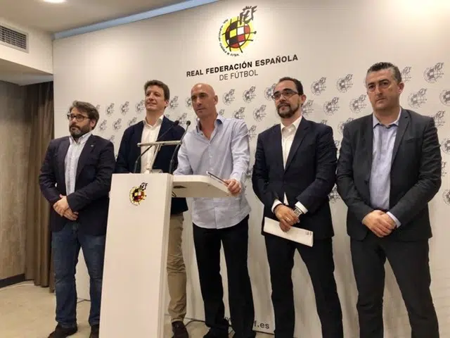 El presidente de la RFEF, Luis Rubiales, pide la dimisión del presidente de LaLiga, Javier Tebas, por poner «en jaque al fútbol español»