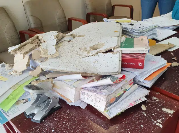 Susto en el despacho del Juzgado Mixto 4 de Melilla: Se desploma parte del techo sobre la mesa de la magistrada