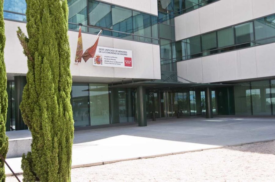 El juez acuerda el internamiento de las dos menores que agredieron a otra a la salida de un instituto de Madrid