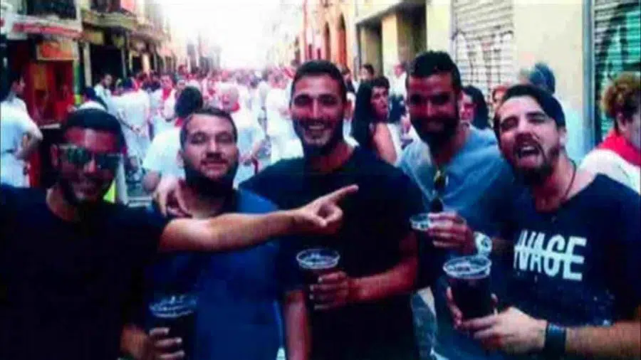 Tres miembros de ‘la manada’ tendrán que pagar una multa de 270 euros por el robo de unas gafas en San Sebastián