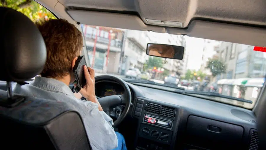 El uso del móvil al volante podría tener un tipo penal similar a la drogadicción o la alcoholemia en el futuro