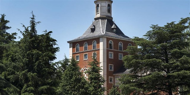 Expulsados dos alumnos de un colegio mayor de Madrid por una novatada violenta a una joven de la Complutense