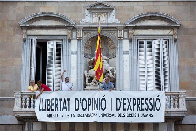La Generalitat vuelve a colgar una pancarta en su fachada por la «libertad de opinión y expresión»