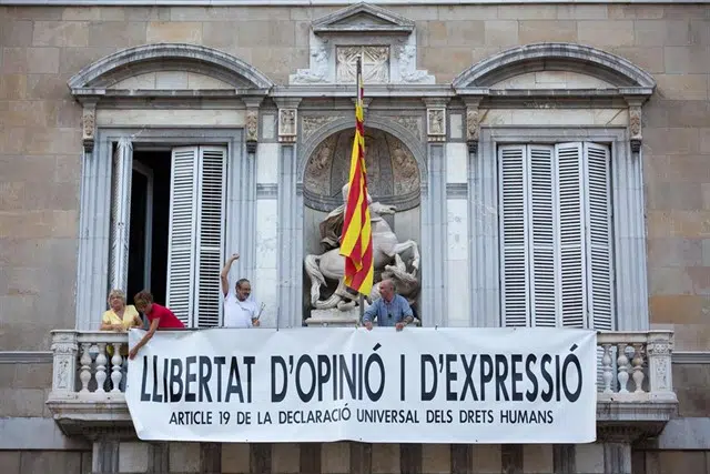 La JEC da dos días a Torra para quitar símbolos independentistas de los edificios de la Generalitat