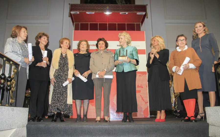 La asociación «Women in a Legal World» premia a las 27 diputadas y 6 senadoras de las Cortes Constituyentes