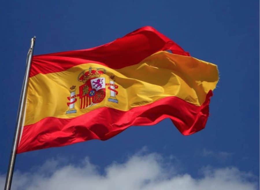 El TS multa a tres personas por rajar una bandera de España en la Universidad Autónoma de Barcelona