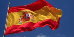 Un juez multa a tres independentistas por rajar una bandera de España en la Universidad Autónoma de Barcelona