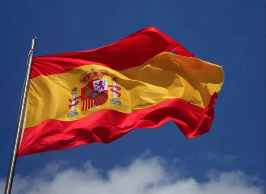 Un juez multa a tres independentistas por rajar una bandera de España en la Universidad Autónoma de Barcelona