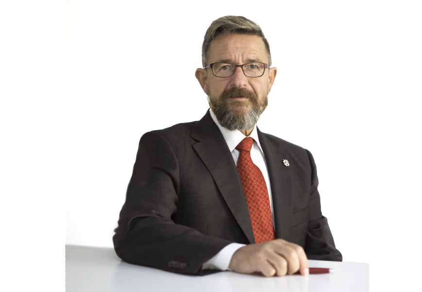 El decano del Colegio de Abogados de Sabadell, Manolo Hernández, presenta su candidatura a la Presidencia del CGAE