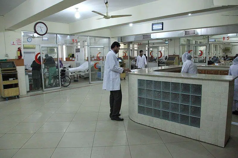 Más de 100 abogados atacan un hospital paquistaní tras una pelea entre médicos y un letrado