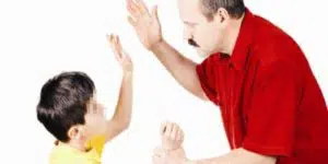 El derecho de corrección de los padres a los hijos no legitima el uso de la violencia física, afirma el Supremo