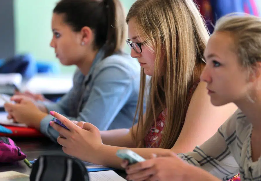 La Comunidad de Madrid prohibirá los móviles en los centros educativos a partir del próximo curso