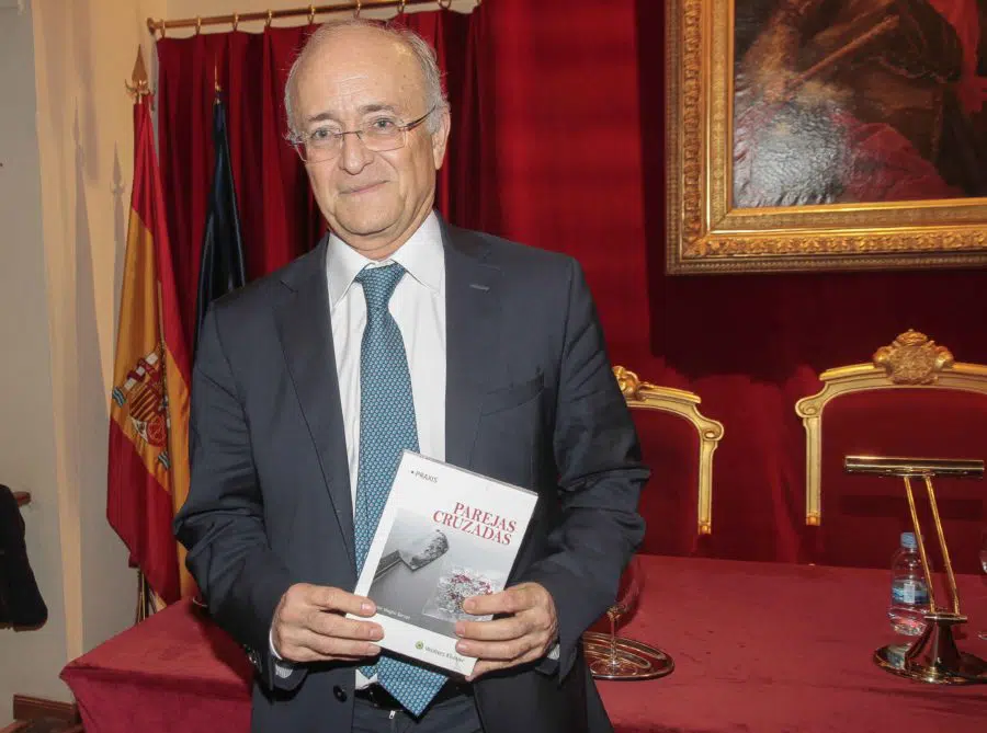 Vicente Magro, autor de la novela «Parejas cruzadas»: «No hay asesinos, hay personas que matan»