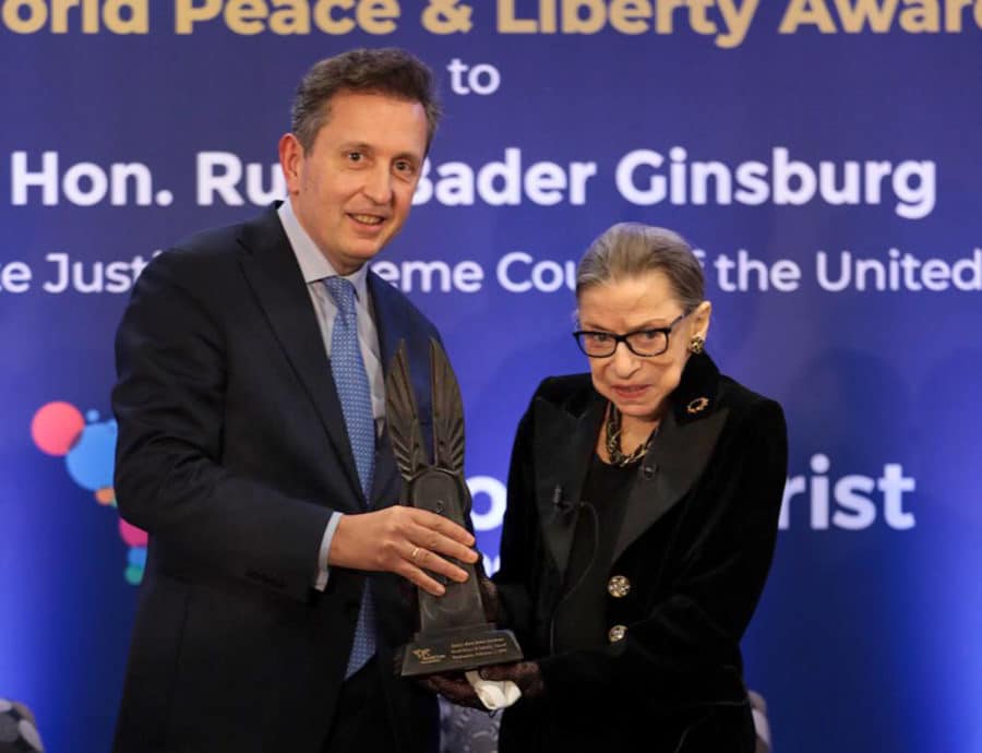 Javier Cremades entrega el «World Peace & Liberty Award» a la juez de la Corte Suprema de EE.UU. Ruth Bader Ginsburg